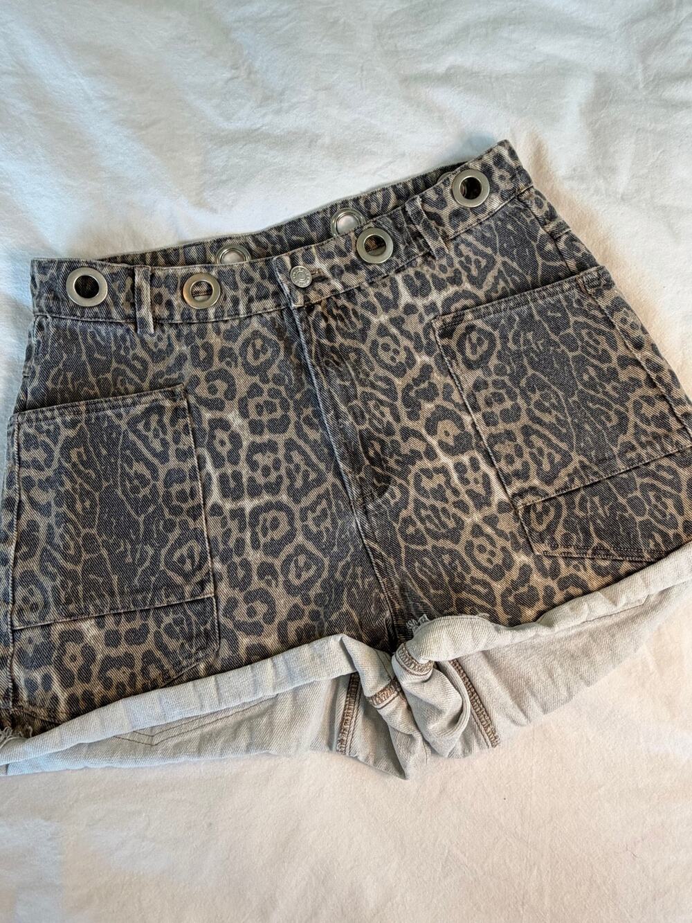 Entro Leopard Print Denim Shorts Womens Medium Cuffed Utility Patch Pocket